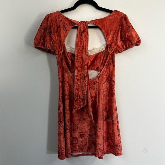 Kimchi Blue x Urban Outfitters Jill Velvet Cherub Mini Dress - Picture 11 of 16